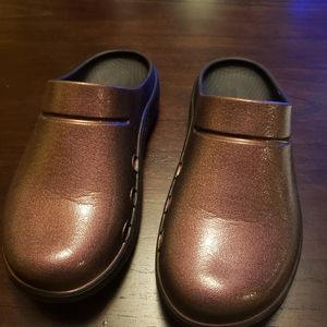 Women's size 8 (men's 6) oofos clogs